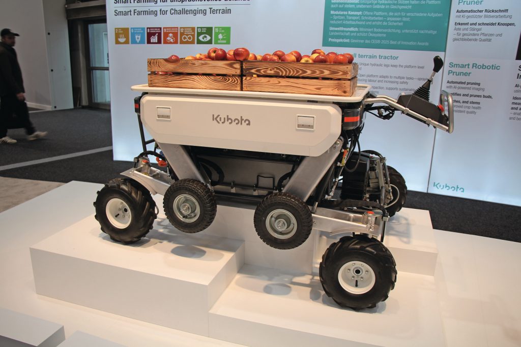 Kubota toonde de compacte KATR al eerder in een andere kleurstelling en nam deze versie mee naar Hannover. Een klein 8-wielig model dat 240 kilo kan dragen en vlak kan houden, bedoeld voor heuvelachtig en ruw terrein. Foto: René Koerhuis