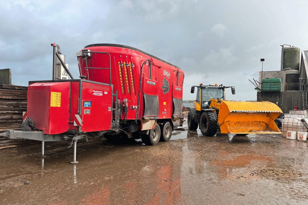 Omdat de Peecon-voermengwagen over zijn eigen motor beschikt, draaien de messen en vijzels al rond tijdens het laden. De mengwagen wordt compleet vanuit de cabine bediend.
