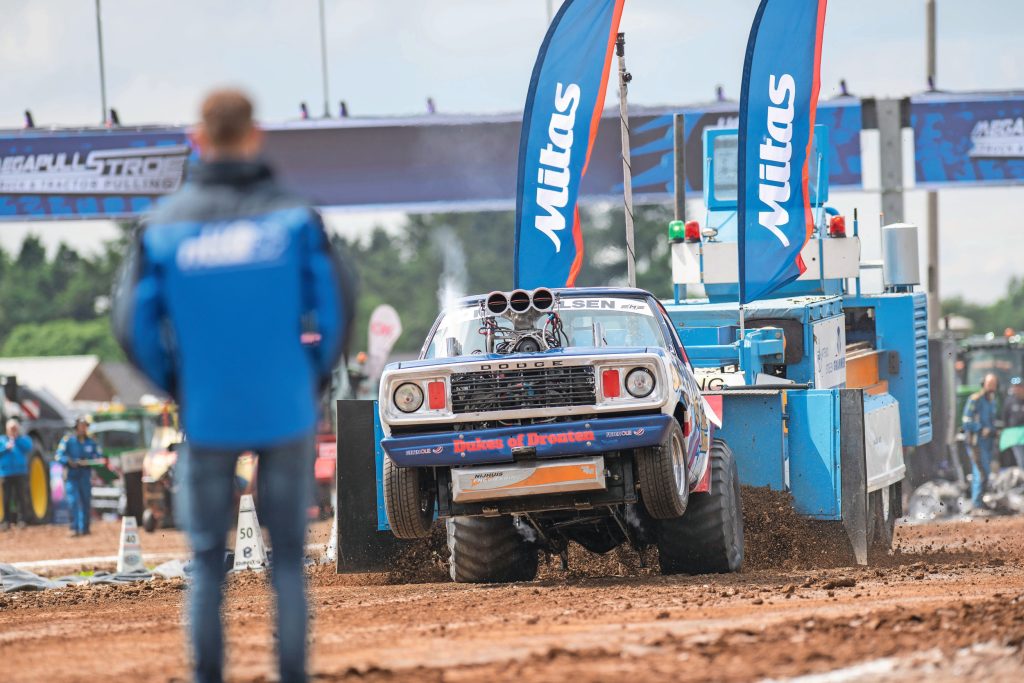 Het tractorpullingteam koos eind jaren tachtig voor een zogeheten Two Wheel Drive. De tractorpuller kreeg de naam van het U2-album dat rond die tijd verscheen: Rattle and Hum.