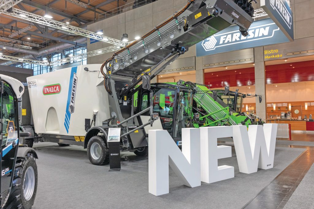 De zwart-oranje stroomkabel langs de laadarm verraadt dat ook de uitkuilfrees elektrisch wordt aangedreven. Er zijn nog drie elektromotoren: één voor de wielen, één voor de mengvijzels en één voor alle hydraulische voorzieningen.