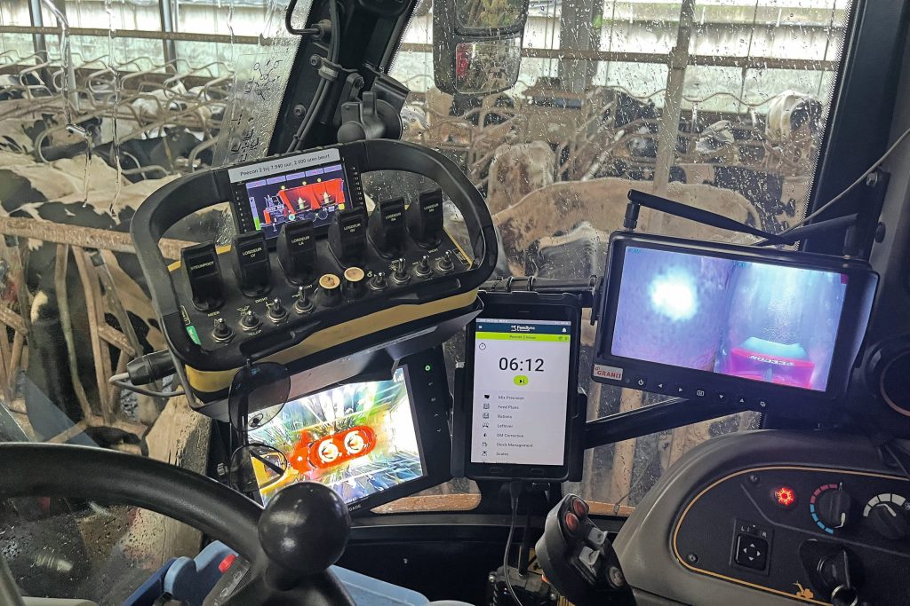 Wat opvalt in de cabine is het aantal schermen. Toch blijft de bediening eenvoudig en het zicht goed. Verder is de Birdview-camera met 360 graden zicht hier goed te zien.