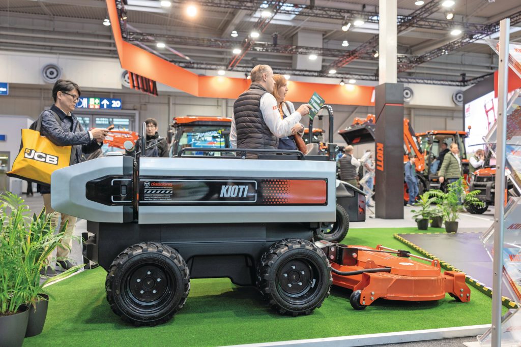 De Kioti RT100 is een prototype van een autonoom elektrisch voertuigje voor transport, onkruidbestrijding en plaagbeheer. De robot kan zelfstandig navigeren met RTK-gps, medewerkers volgen die een speciaal vest dragen of zich laten leiden aan een lijn.