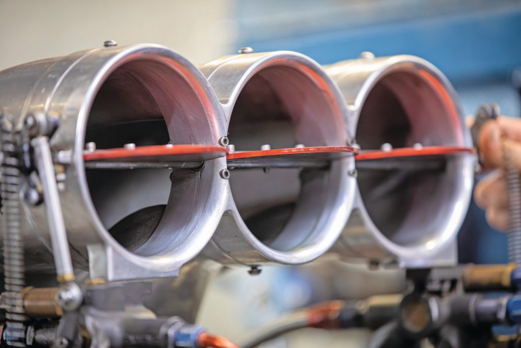 De zogeheten scoop op de blower lieten de mannen uitfrezen, wat de luchtinlaat groter maakte. Meer lucht geeft meer vermogen.