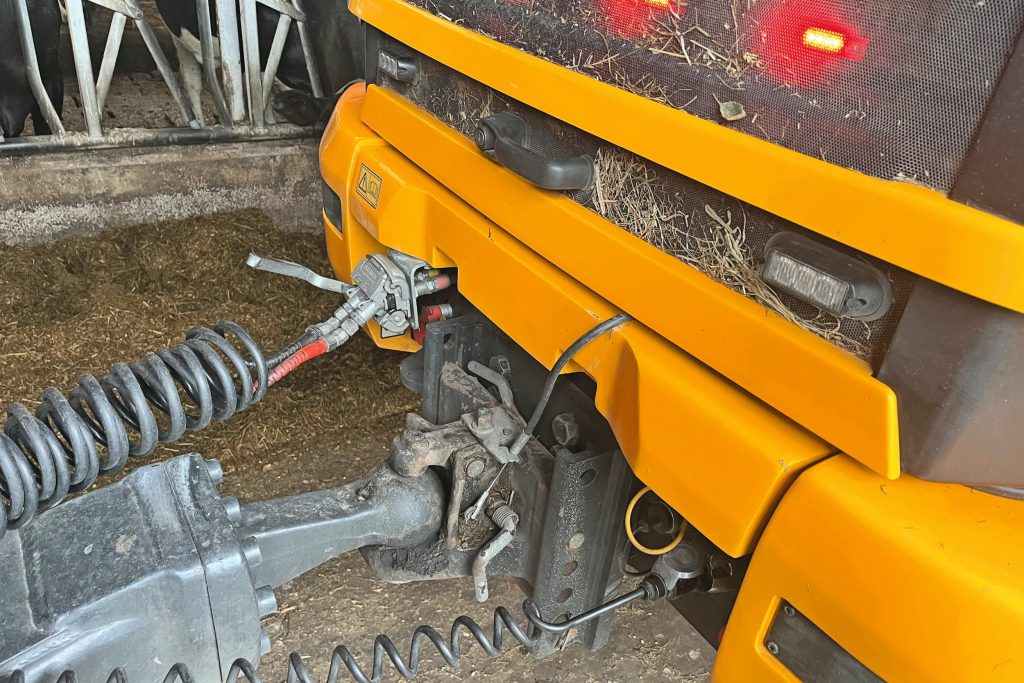 Het enige wat Zwijnenburg moet afkoppelen bij aankomst in de stal, is de luchtslang en de stekker. Die heeft hij alleen onderweg nodig, niet tijdens het laden van de voermengwagen en het lossen van het rantsoen.