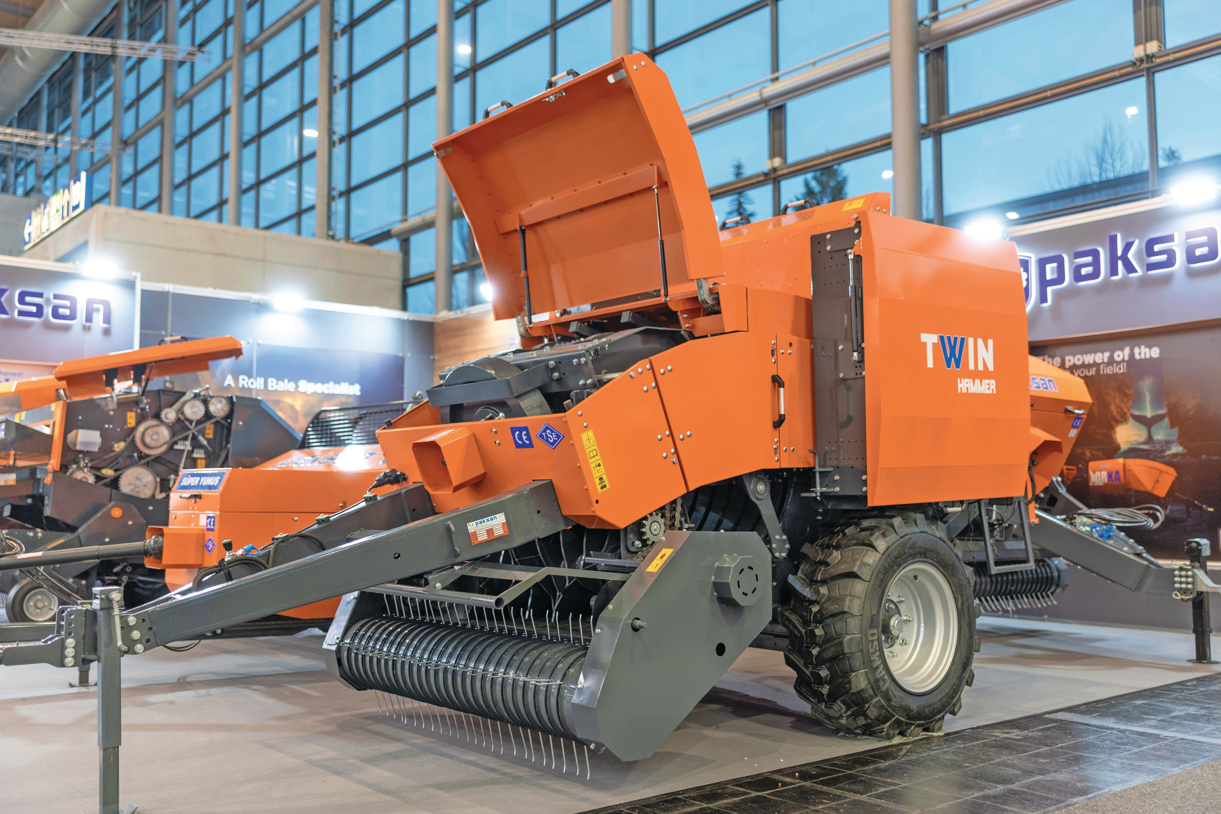 De Hammer Twin van de Turkse machinefabrikant Paksan lijkt op het oog een grootpakpers maar is dat niet. De pers maakt twee kleine balen tegelijk dankzij een mes middenin het perskanaal. Foto: Mark Pasveer