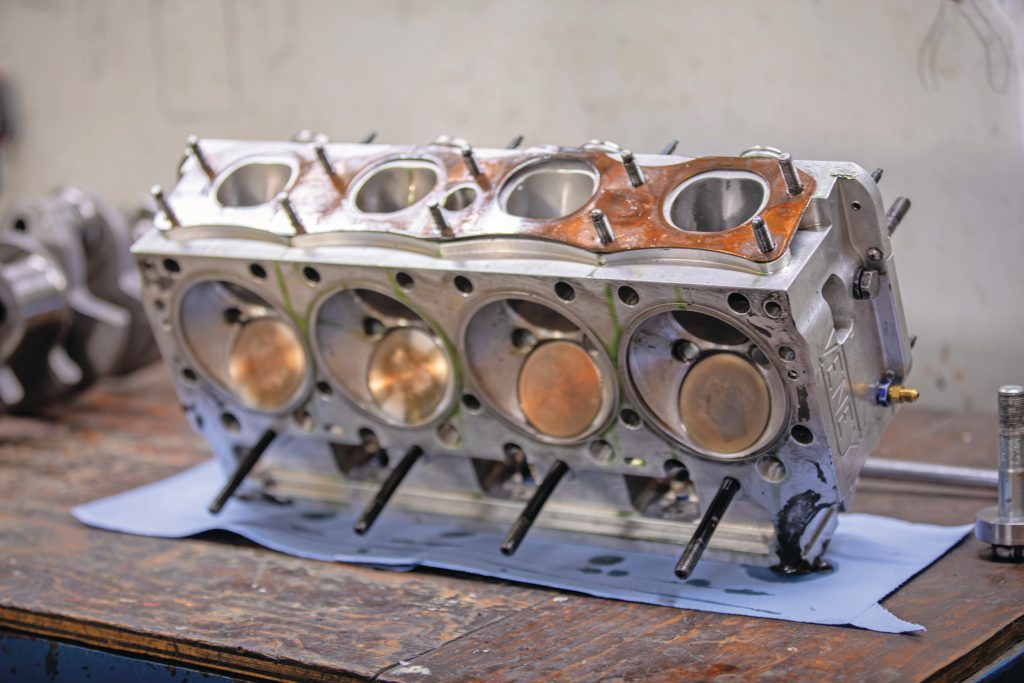 De verbrandingskamer is bol bij de zogeheten hemi-motor. De zuiger is eveneens bol. Dit geeft een krachtige verbranding.