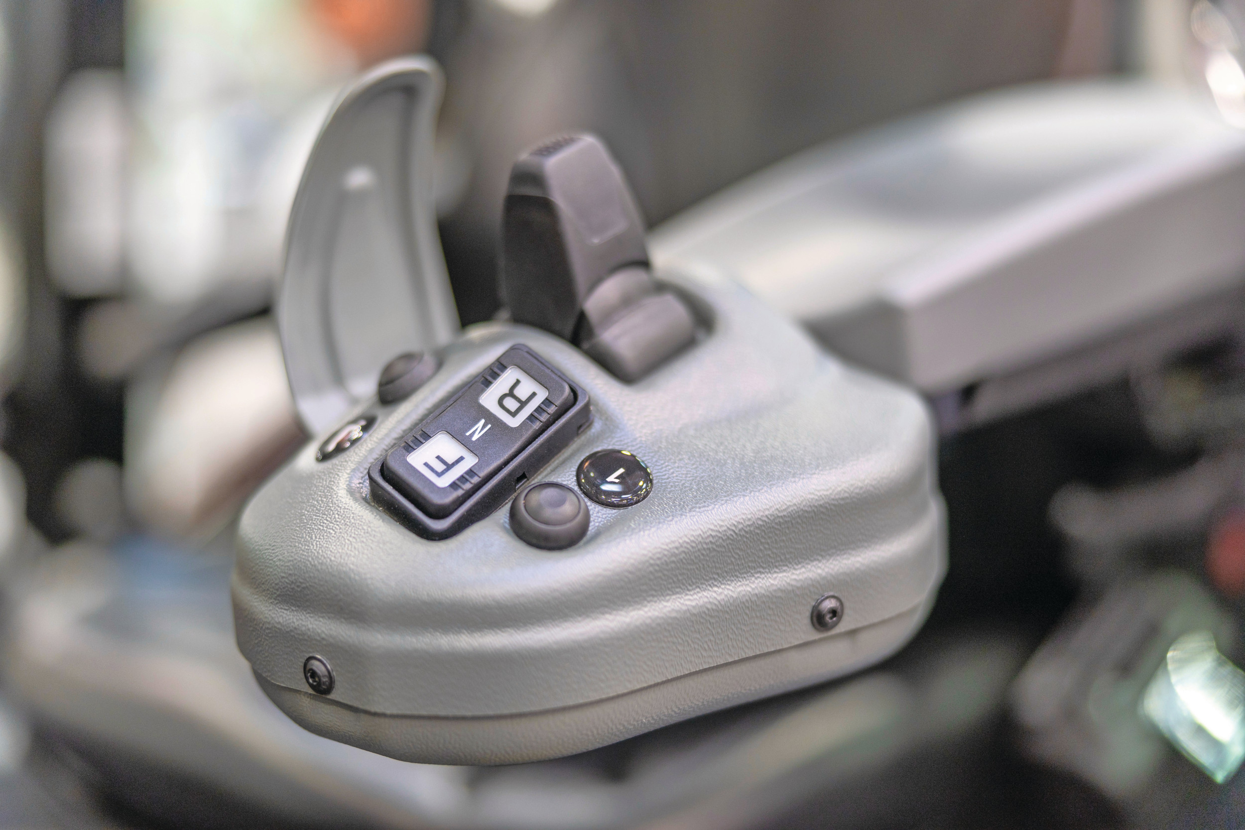 De joystickbesturing van Giant is een soort flipper, met daaronder knoppen voor voor- en achteruit en neutraal. Het zogenoemde ComfortPilot-systeem is vanaf januari 2026 leverbaar in Nederland. Foto: Mark Pasveer