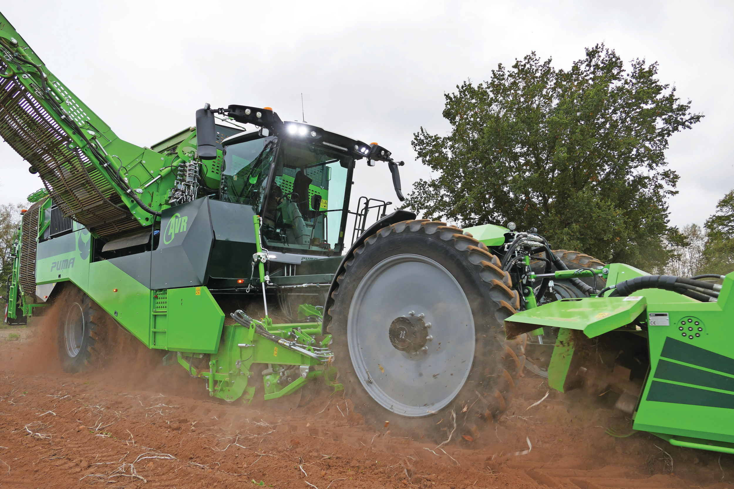 Kenners zullen de nieuwe AVR Puma 5.0 zelfrijdende rooier herkennen aan een nieuwe, meer gestroomlijnde vormgeving. Maar ook qua technische specificaties zet deze Puma 5.0 op een tiental punten flinke stappen vooruit. Foto's: Martin Smits