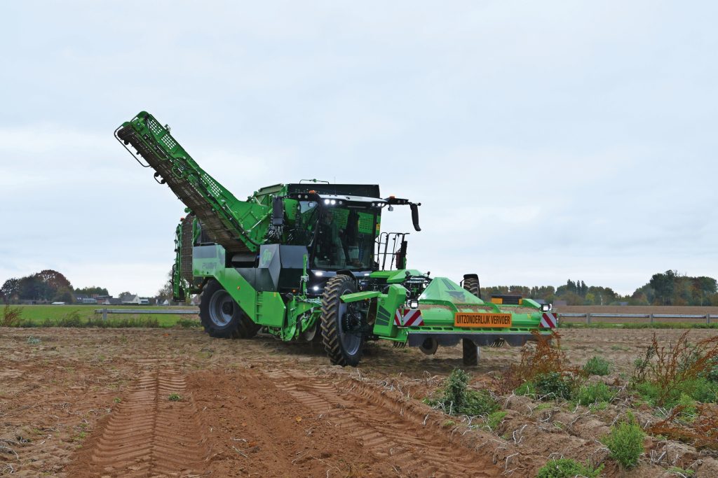 De afstand tussen de voor- en achterwielen is 15 centimeter groter, ook de maximale stuuruitslag van de wielen is vergroot. De loofklapper kan nu tweezijdig afvoeren en heeft een verbeterde diepteregeling.