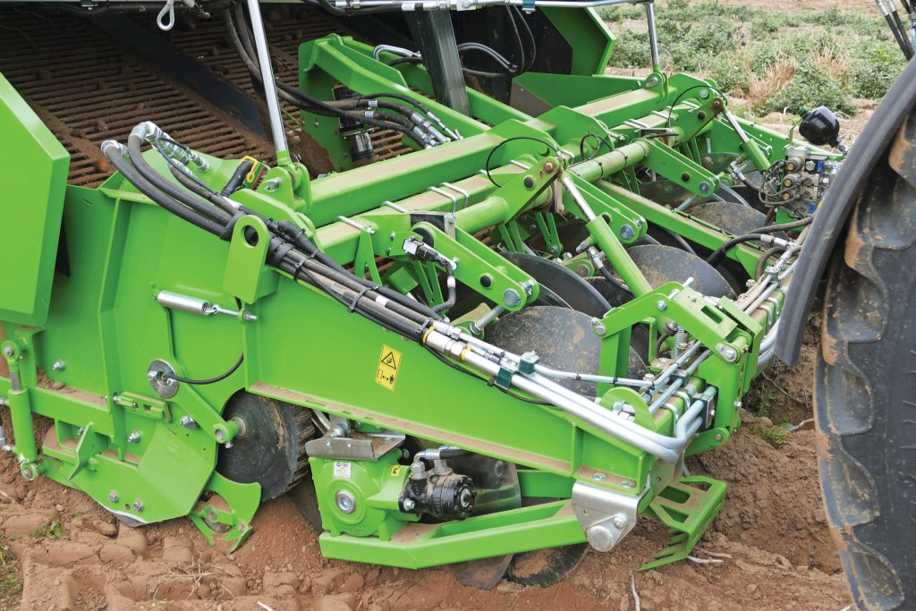 De ACC-bek is met een snelkoppelsysteem snel te wisselen, bijvoorbeeld voor een uien­set. De cilinder linksonder is om beitels te heffen voor tweerijig rooien.