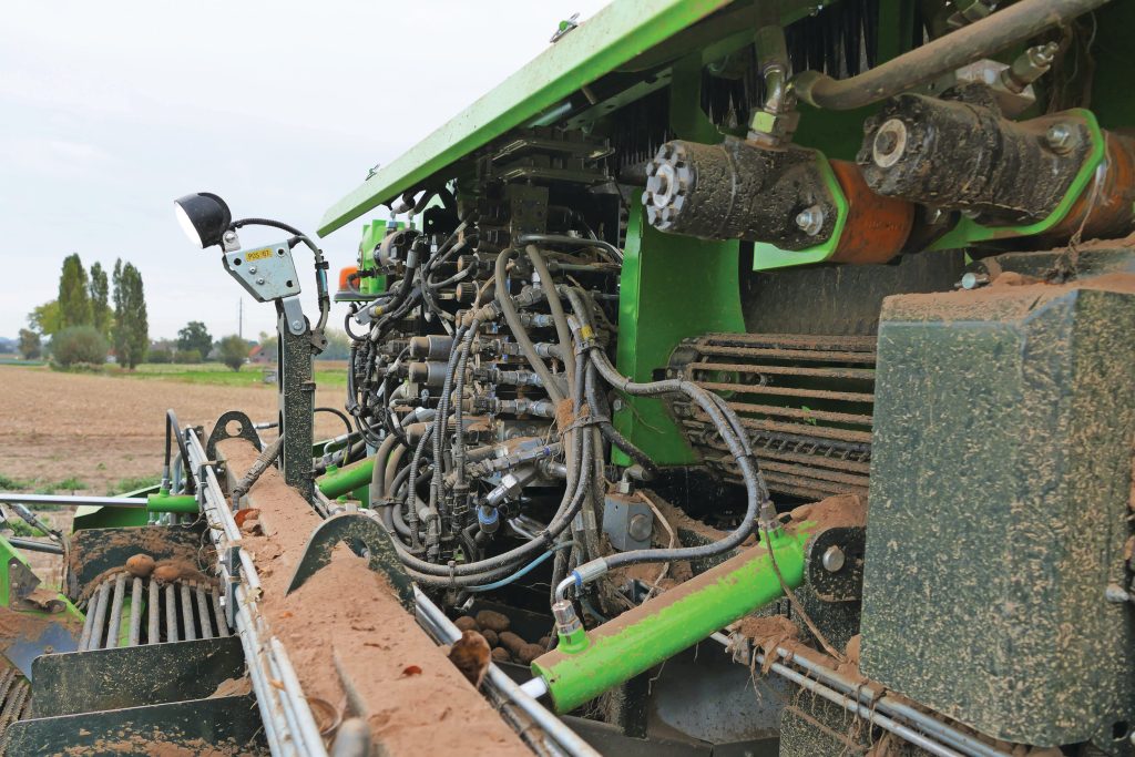 Vernieuwde hydrauliek en aandrijving: de machine kreeg 10 tot 40% grotere hydromotoren voor meer capaciteit en betere prestaties onder zware omstandigheden.