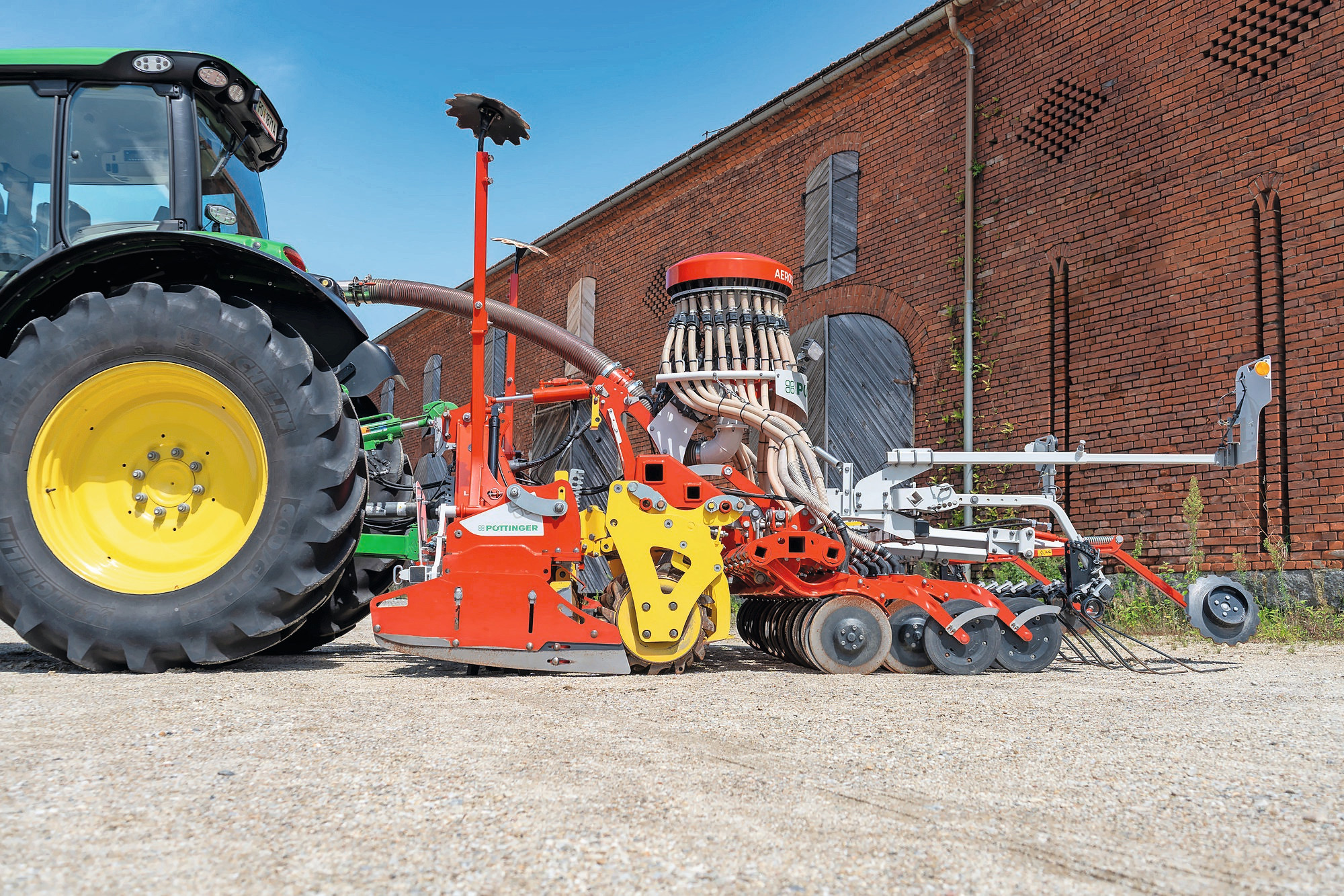 Dit is de nieuwe 3 meter brede Aerosem F-zaaimachine van Pöttinger. De Oostenrijkse machinefabrikant heeft eveneens de Amico F-fronttank vernieuwd. Foto's: Pöttinger