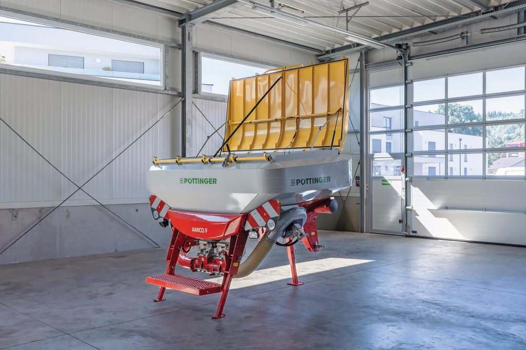 De Amico-fronttank is voorzien van een nieuw extern bedieningspaneel. Dat maakt het kalibreren eenvoudiger volgens Pöttinger.