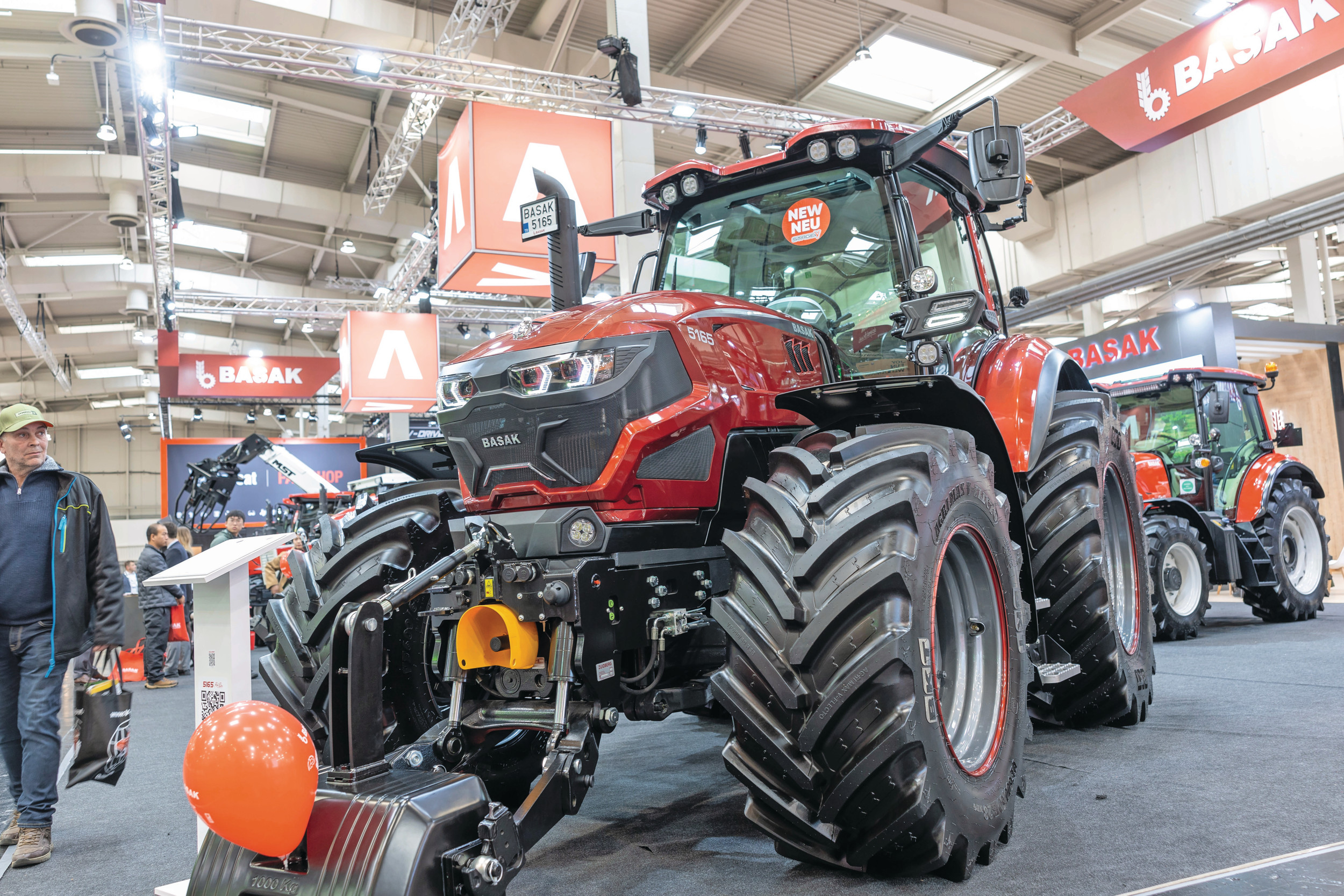 De Turkse fabrikant Başak Traktör toonde onlangs op vakbeurs Agritechnica zijn nieuwe topmodel 5165 Red Power. Met een zescilinder Deutz-motor die 170 pk telt, is het de sterkste Turkse trekker op de markt. Foto's: Mark Pasveer