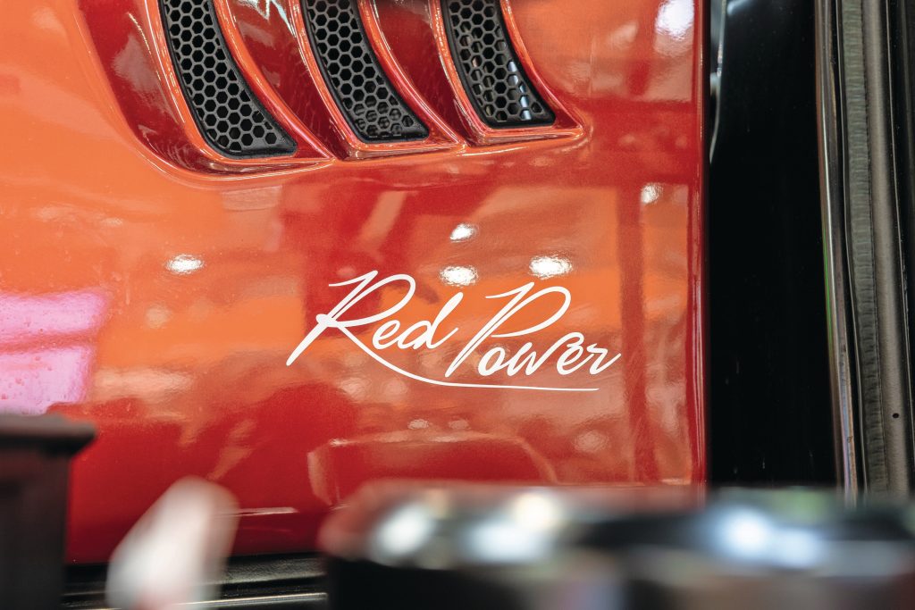 Het nieuwe topmodel van Başak Traktör oogt fraai. Opvallend zijn de glanzende donkerrode lak en de kleine details, zoals het cursief geschreven 'Red Power'.