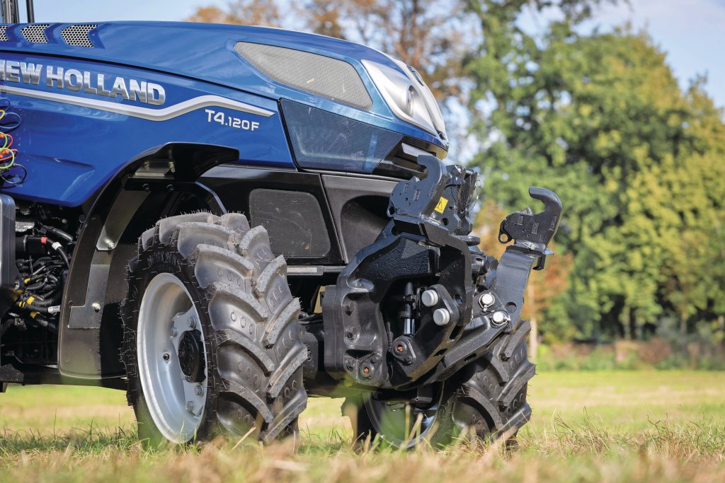 De T4.120F is leverbaar met een zogenoemde Supersteer-vooras. Dat betekent dat behalve de fusees ook de as zelf kan zwenken, met een kleinere draaicirkel als resultaat. Andere optie: geveerd, en zelfs geremd.