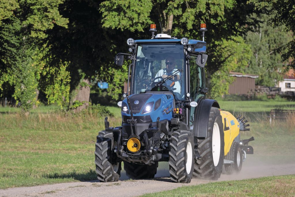 Bijzonder: de T4.120F rijdt maximaal 50 km/u. Daartoe is de smalspoortrekker voorzien van een geveerde en geremde vooras.