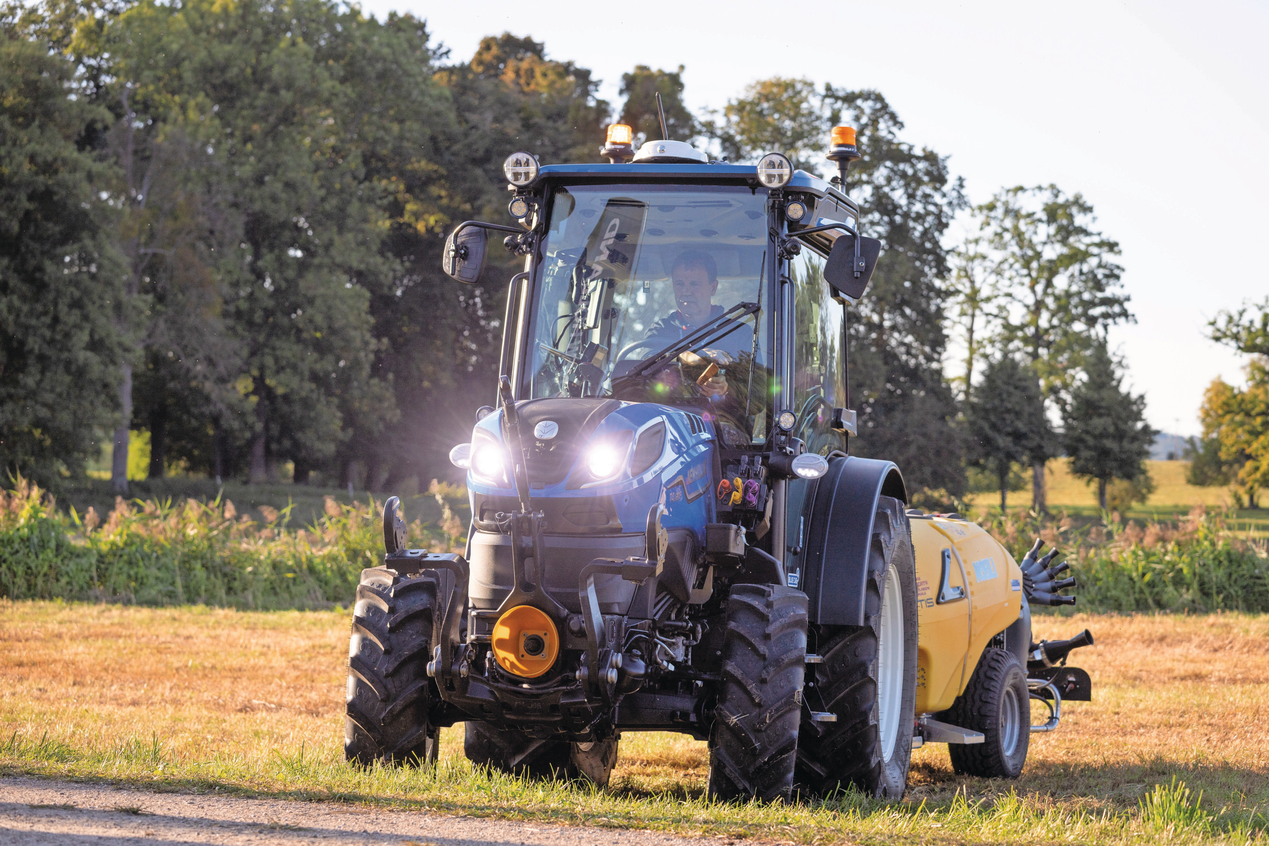 New Holland komt met een nieuwe T4-smalspoortrekker. Deze T4.120F is voorzien van een traploze transmissie waarmee de trekker tot 50 km/u rijdt. Foto’s: Bob Karsten