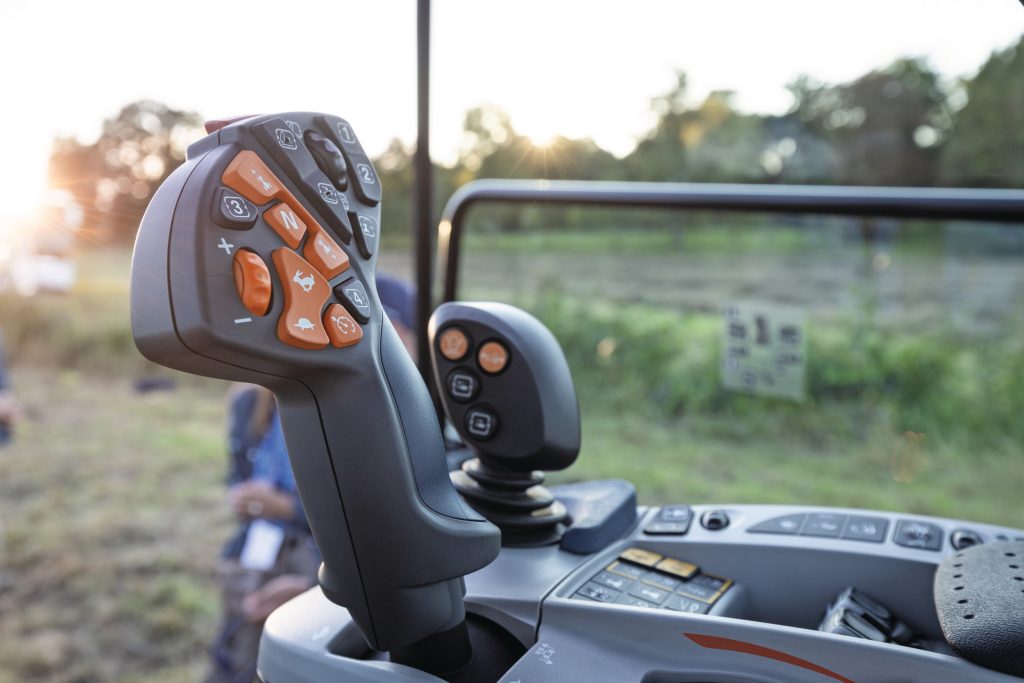 De nieuwe T4 heeft een multifunctionele rijhendel, net als de grote trekkerseries. Daarmee bedien je met één hand de belangrijkste functies. De armleuning veert mee met de stoel.