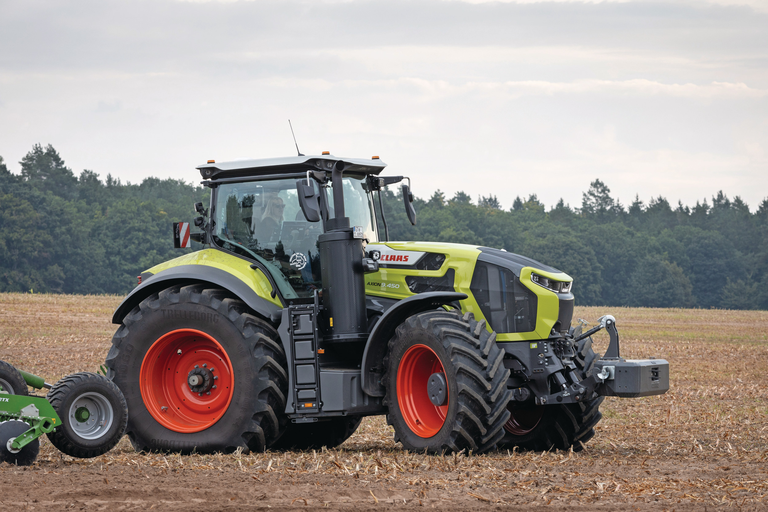 Claas komt met de Axion 9-serie als opvolger van de Axion 900. Op de foto zie je het nieuwe topmodel: de Axion 9.450. De 9-serie heeft een nieuwe cabine, een nieuw uiterlijk en is ook technisch weer bij de tijd. Foto's: Bob Karsten