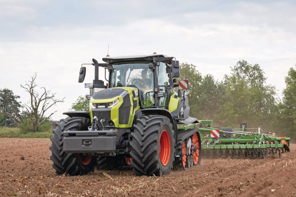 De serie bestaat uit vijf modellen. Twee modellen zijn ook leverbaar als TerraTrac-halfrupsuitvoering.