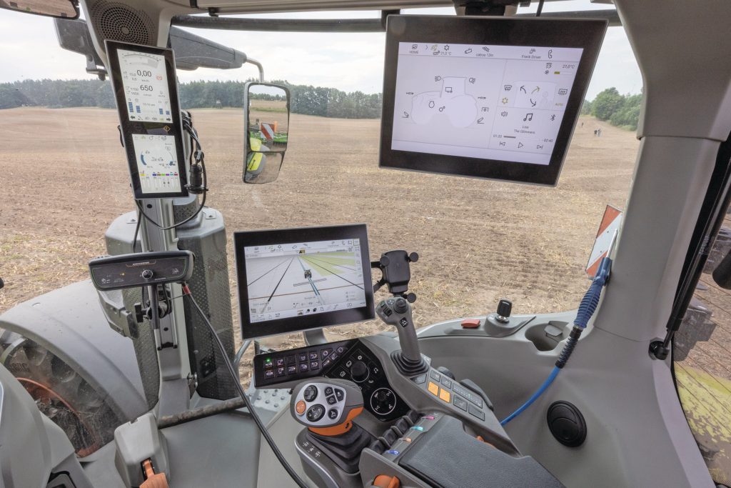 In de A-stijl hangt een scherm dat tevens dienstdoet als dashboard. Let ook op het optionele tweede beeldscherm aan het plafond, en de nieuwe joystick.