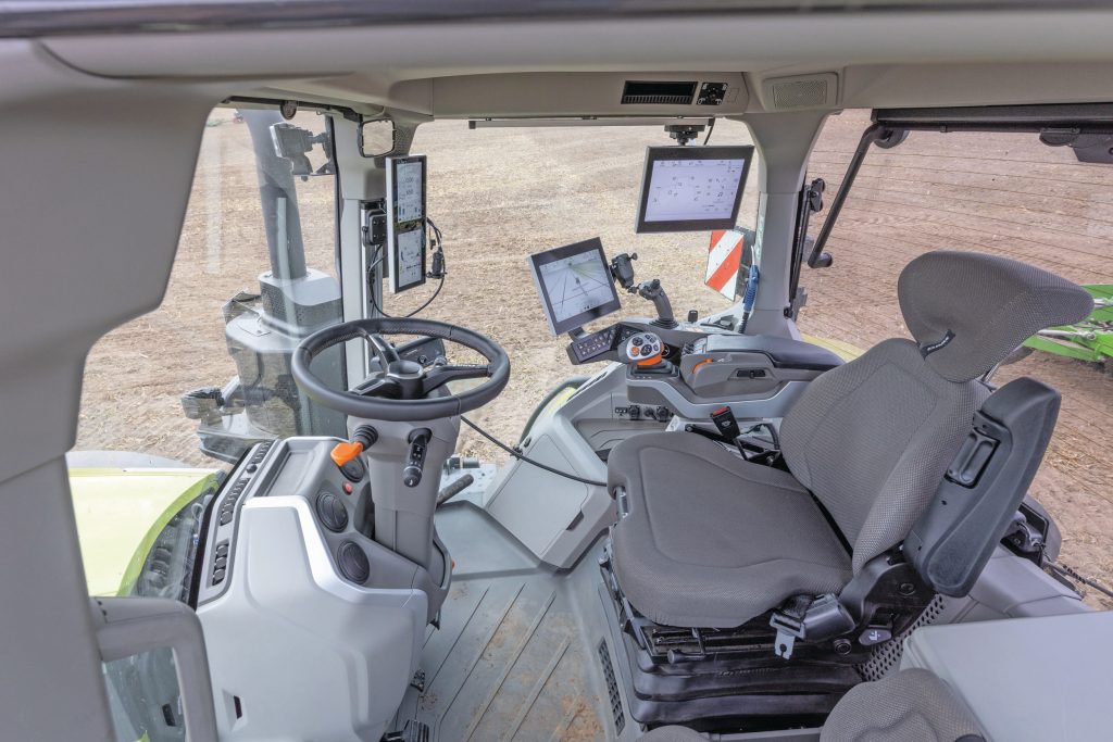 De cabine is 17% groter dan die van de huidige trekkers. Claas heeft de cabine op veel fronten verbeterd.