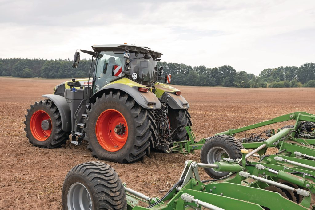 Hier staat de Axion 9.450 op 750/70 R44-banden achter. Af fabriek is een bandenspanningswisselsysteem leverbaar (leidingen buitenom). Een TerraTrac-halfrupsversie blijft leverbaar.