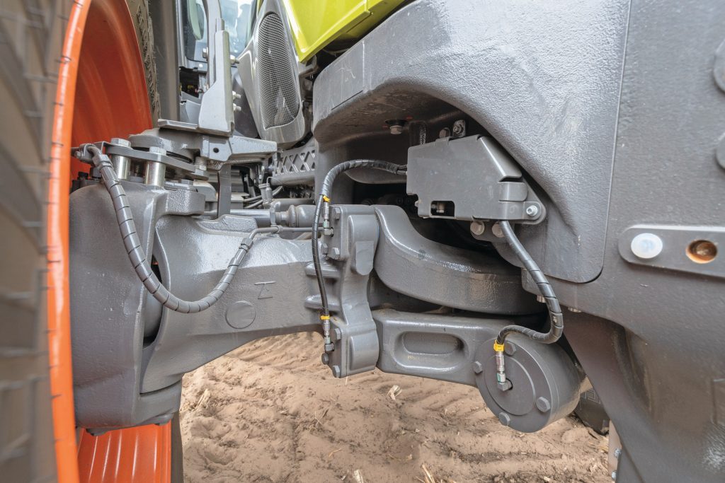 De vooras is standaard uitgerust met een automatisch smeersysteem. Dat bereikt alle nippels. Claas heeft de vierpunts cabinevering aangepast en met name de zijdelingse demping verbeterd.