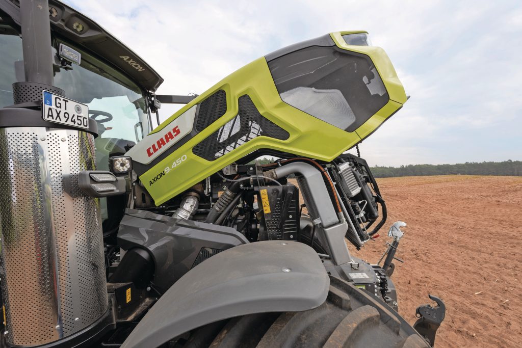 Onder de kap ligt nog steeds de 8,7 liter FPT-zescilinder. De software is aangepast, er is een omkeerventilator en het koelpakket is groter. Bovendien is er een elektronische controle van het motoroliepeil.