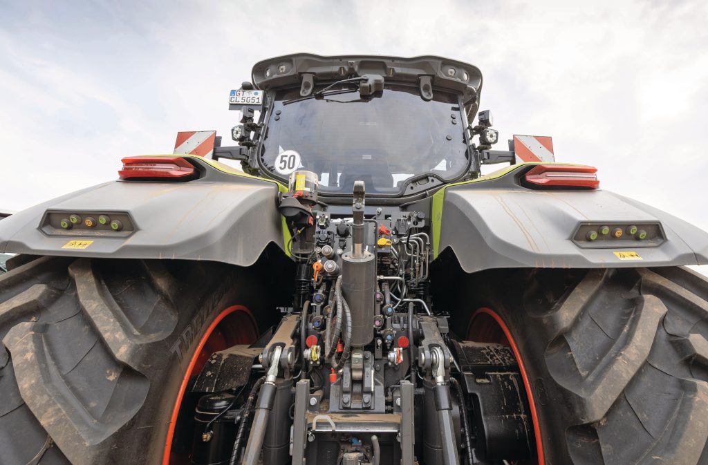 Het achterraam is licht getint. Dat beperkt zoninstraling. Een camera is in de dakrand geïntegreerd. De hef tilt 12 ton.