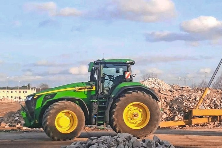 John Deere werkt vermoedelijk aan een nieuwe trekker binnen de 8R-serie. Spionagefoto's tonen een trekker die groter lijkt dan de huidige serie, met vooral een grotere neus dan het huidige topmodel 8R 410. Foto: Tractorum.it