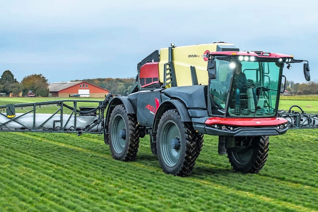Dit is de nieuwe zelfrijdende veldspuit Hardi Arex. Deze week kun je 'm zelf gaan bekijken op de Agritechnica in Hannover (D). Foto: Hardi