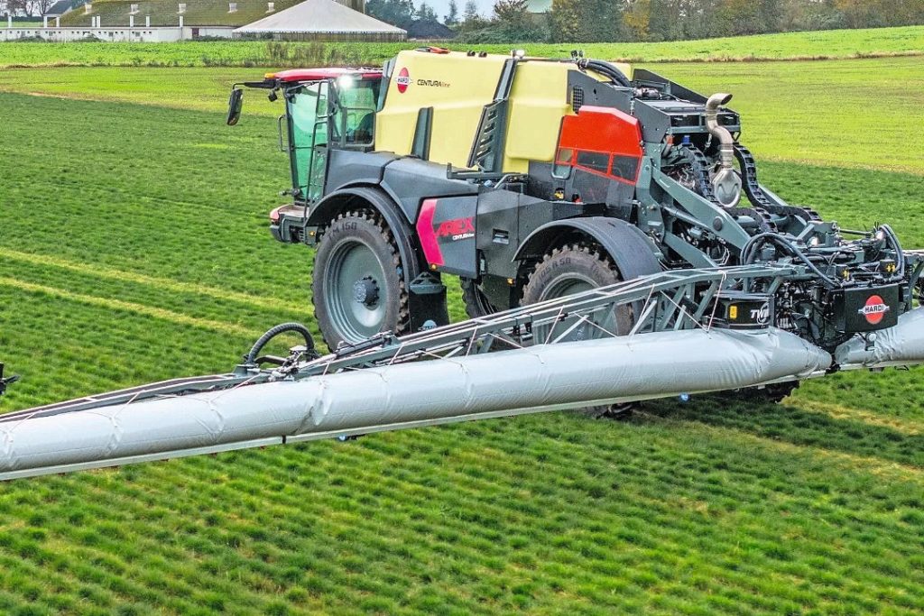In tegenstelling tot de Alpha, Hardi's andere model zelfrijdende veldspuit, zit de motor van de nieuwe Arex achter de tank omwille van het geluidsniveau in de cabine en de gewichtsverdeling.