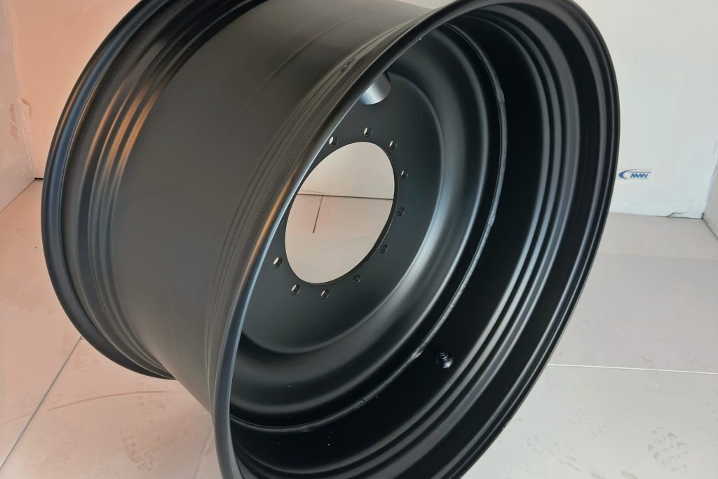 DW25B: voorbeeld van een double well-velg, speciaal ontworpen voor brede landbouwbanden volgens de Europese ETRTO-norm.