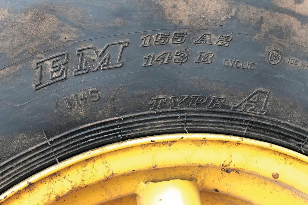 De loadindex staat altijd aangegeven op de band. Het is een code die bestaat uit cijfers met daarachter een letter. Bij deze band is de loadindex-code 143B en 155A2. Dat betekent dat de band 2.725 kilo mag dragen bij een snelheid van 50 kilometer per uur mag, of 3.875 kilo bij 10 kilometer per uur. De loadindex is afhankelijk van de bandenspanning en de rijsnelheid, en verschilt per band. Foto: Bas van Hattum