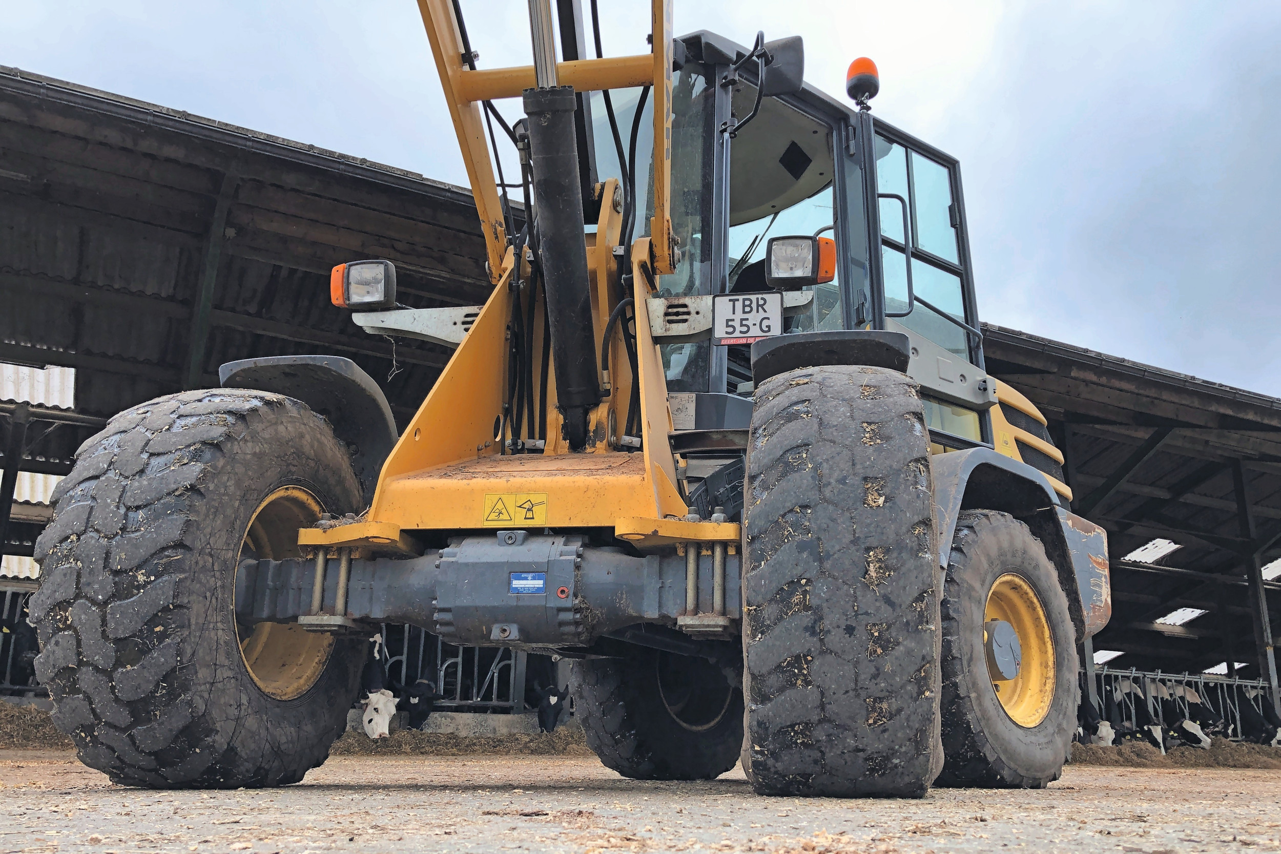 Bijna alle shovels tussen 5 en de 9 ton hebben dezelfde standaard industrieband. Voor de kleinere shovels is het de 405/70 R20-band. Dat geldt ook voor deze Yanmar V120 met een eigengewicht van 7 ton. De zwaardere shovels hebben vaak de 17,5 R25-band. Beide zijn relatief klein en staan op een vrij hoge bandenspanning tussen 3 en 4 bar. Foto: Bas van Hattum
