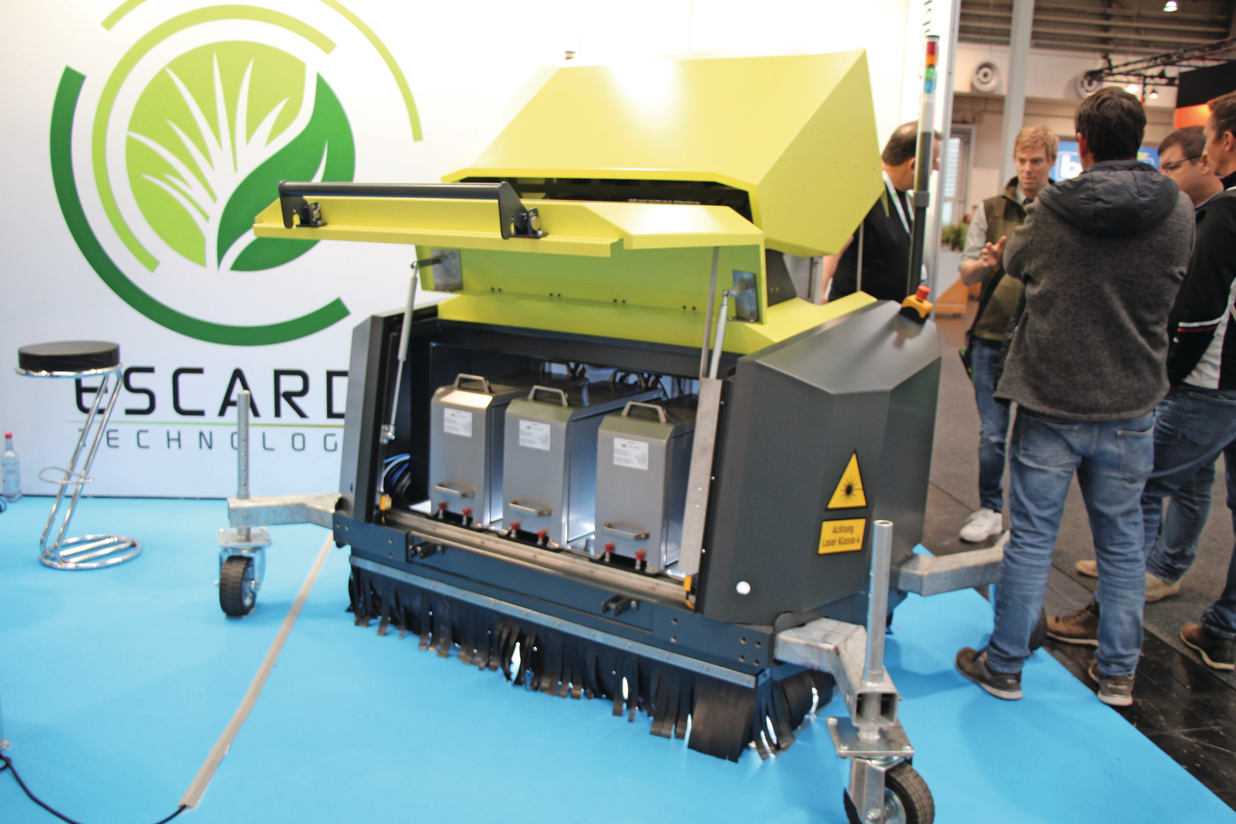 Onderhuids is de laserwieder van Escarda Technologies bekend. Nieuw is het uiterlijk van de modulaire machine. Ook nieuw is dat de driepuntsmachine naar de fronthef verhuist. Die vervangt daar de generator die eerder nodig was voor de stroomvoorziening. Daarvoor zorgt nu de frontaftakas. Foto's: René Koerhuis