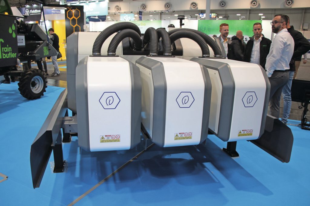 De Griekse machinefabrikant Terra Robotics start in het eerste kwartaal van 2026 met het uitleveren van zijn driepunts laserwieder. Deze is modulair opgebouwd met per module twee opvallende zwarte slangen die de lasers moeten koelen.