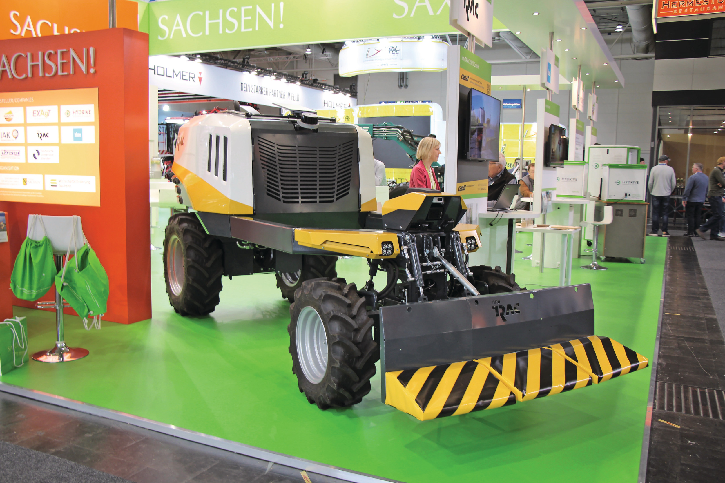 De autonome Innotrac Caesar heeft zowel voor, midden als achter een driepuntshef voor bestaande werktuigen en machines. Naar wens is dat een categorie 1- of 2-hef. Er is zowel een 540 tpm als 1.000 tpm aftakas verkrijgbaar. Foto’s: René Koerhuis