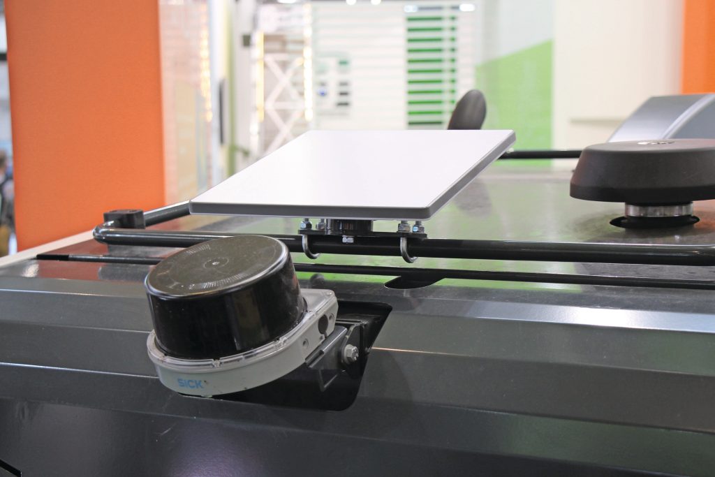 Bijzonder is dat het voertuig is uitgerust met een Starlink-antenne (vierkant) voor mobiel internet via satellieten van ruimtevaartbedrijf SpaceX. De veldrobot navigeert met behulp van LiDAR en RTK-gps. Foto: René Koerhuis