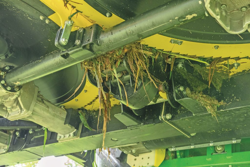 Onder de bek zit een rubberen demper. Die koppelt tijdens het uitvouwen aan het neuswiel. Op de weg rust zo'n 1.000 kilo op het wiel, dat is ontworpen voor maximaal 2,5 ton. Het gedrag op de weg is merkbaar beter dan de oude versie.