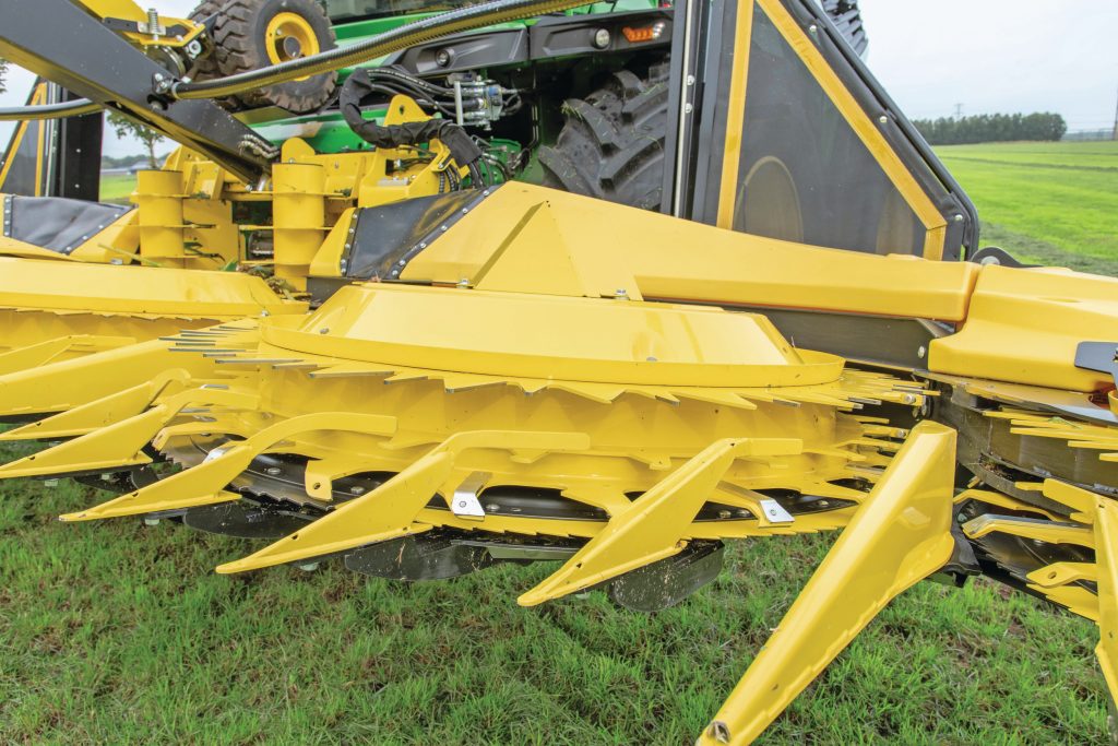 De nieuwe generatie heeft veel detail-updates, zoals rvs verstevigingen op de meenemers. Die moeten slijtage beperken. Op de Agritechnica was de bek ook te zien met opklapbare zijmessen, om beter verwaaide mais te maaien of volvelds bonen of erwten te maaien. Ook is er een nieuw mes met een ander snijvlak en een groter coatingoppervlak. Hier nog niet te zien, omdat het niet op tijd klaar was.