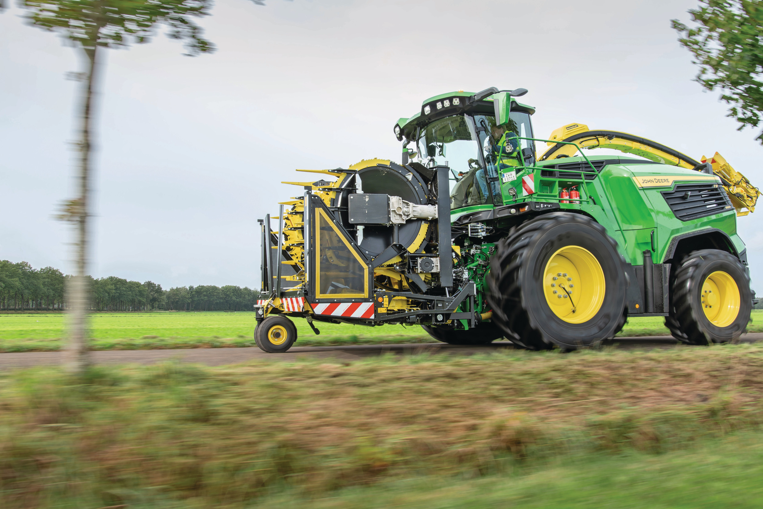 Kemper introduceert een nieuwe serie maisvoorzetstukken, de 400 Pro-serie. De meest zichtbare update is het geveerde neuswiel dat tijdens het hakselen opklapt boven het invoerkanaal. Ook de beschermers klappen op en blijven op de bek tijdens het hakselen. Foto's: Jacco van Erkelens