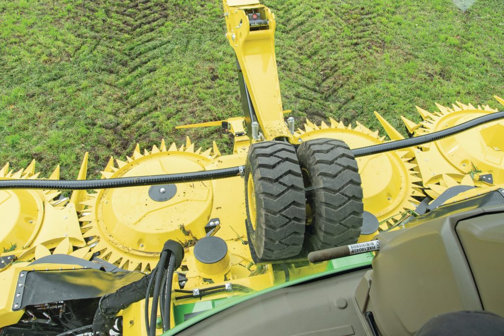 Bij het uitklappen vouwt het neuswiel op boven het invoerkanaal. De rem ontspant, en het wiel draait dichter bij de voorruit. Zo zit-ie uit de weg en heb je zicht op de punten en de trommels.