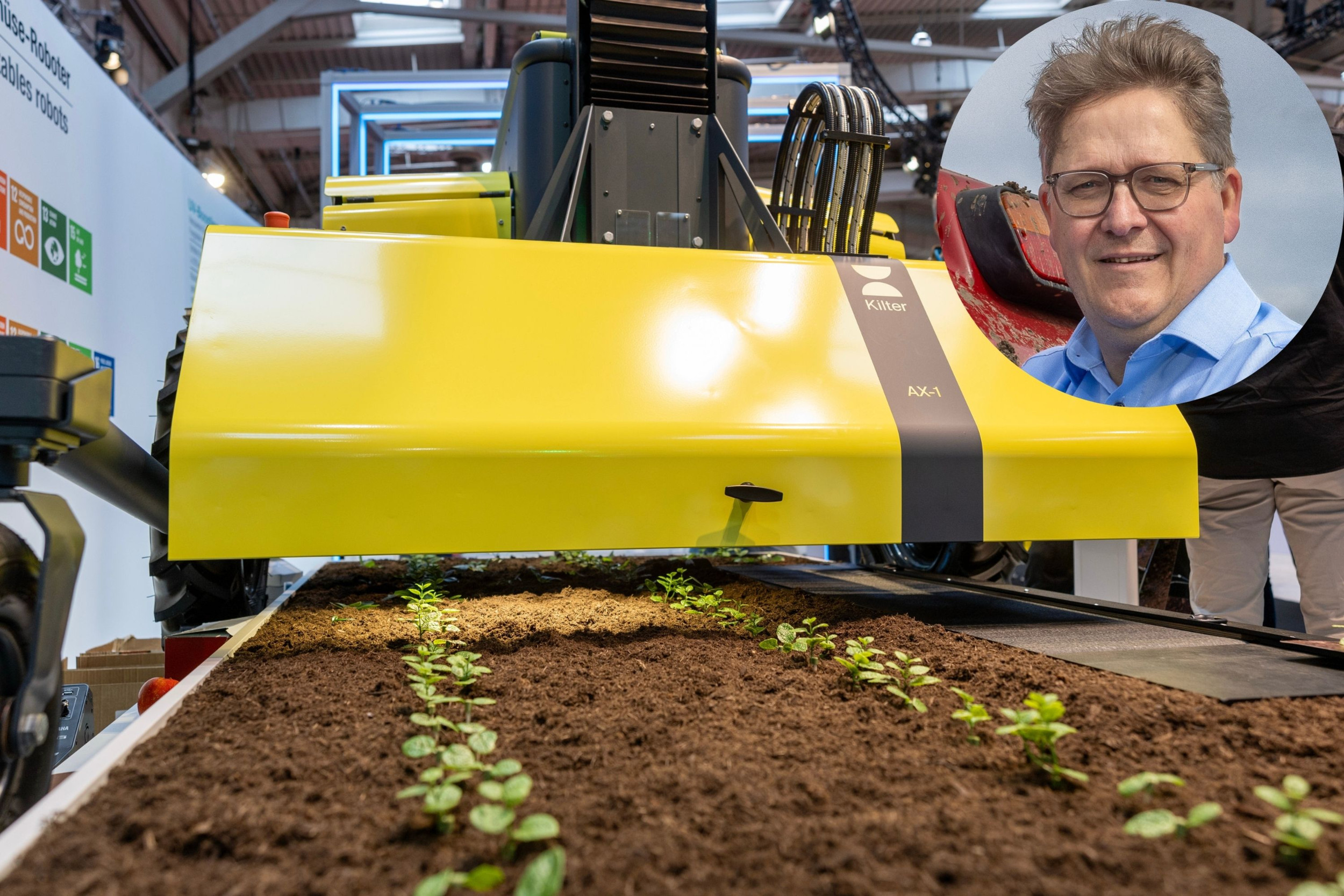 Zelfrijdende robotspotsprayer Kilter AX-1 detecteert met behulp van AI (kunstmatige intelligentie) onkruiden. Een demo op Agritechnica 2025. “Met de komst van AI bestaat het gevaar dat we steeds minder controleren en er te veel op vertrouwen dat AI alles direct goed doet”, schrijft Chris van de Lindeloof in zijn blog. Foto: Mark Pasveer, foto-inzet: Peter Roek