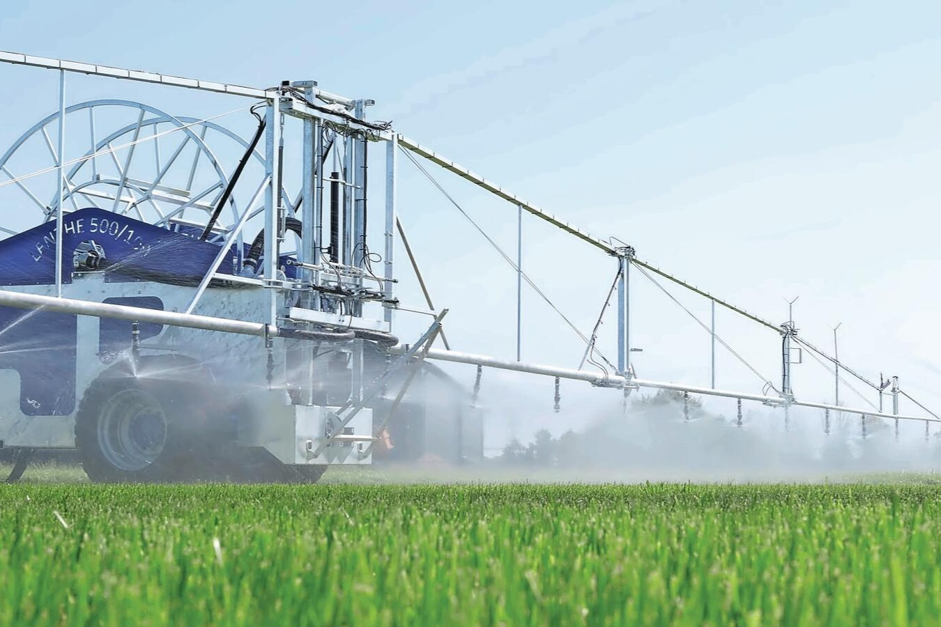 De spuitboom op de Lenthe-beregeningshaspel heeft een boombreedte van 50 meter. Door de sproeiers op het uiteinde van de boom kan deze in totaal 76 meter beregenen. Foto: Lenthe Machinebouw