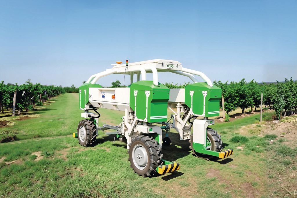 De Naïo Ted is gespecialiseerd in mechanische onkruidbestrijding en bodembewerking in wijngaarden.