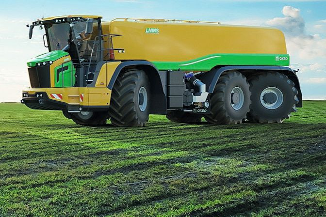 De zeswielige zelfrijdende mesttank AT5106 van machinefabrikant Oxbo zit nog in de ontwikkelingsfase. De fabrikant verwacht eind 2026 een fysiek prototype gereed te hebben. Foto: Oxbo