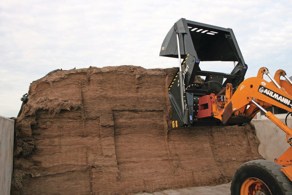 De Trioliet Triomaster is een wat vreemde eend in de bijt tussen de blokkenbakken. Het andere ontwerp - een minder diepe bak die juist heel hoog hapt - is volgens Trioliet perfect voor het happen in lasagnekuilen. Met een blokhoogte van 237 centimeter neemt die bak verschillende lagen in één hap mee. Flingk heeft een bak met een vergelijkbaar ontwerp, de KHxl. Foto: Trioliet
